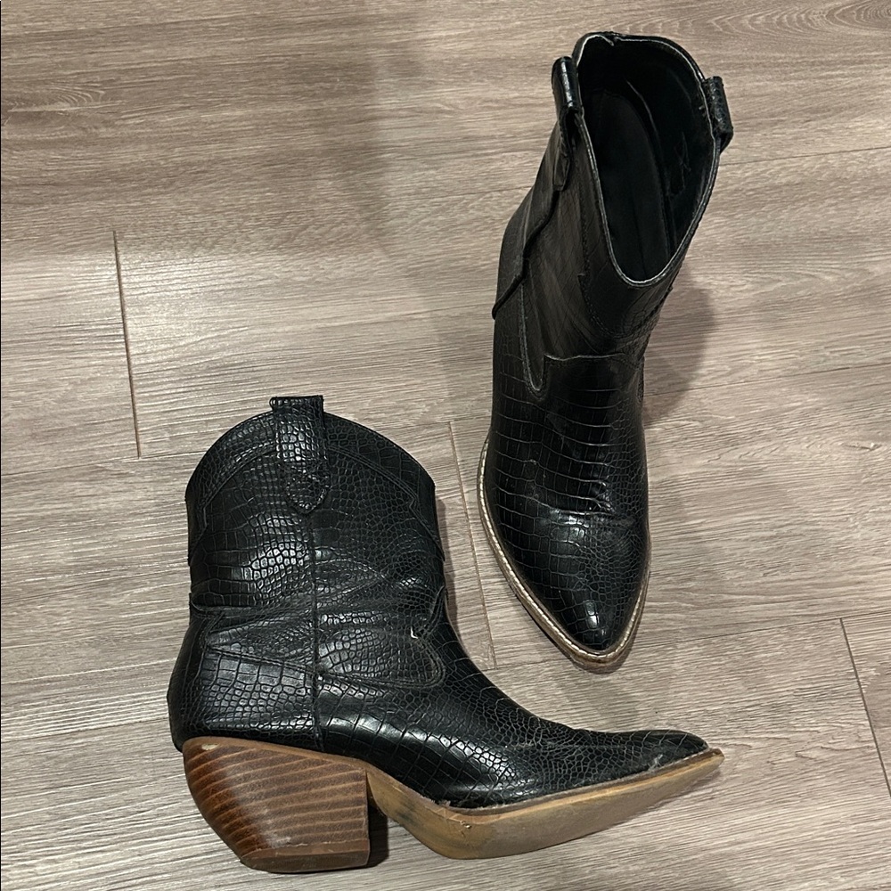 Elegant Black Crocodile-Patterned Ankle Booties